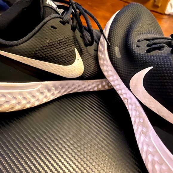 Nike Revolution Running Shoes 10.5 - Picture 1 of 3